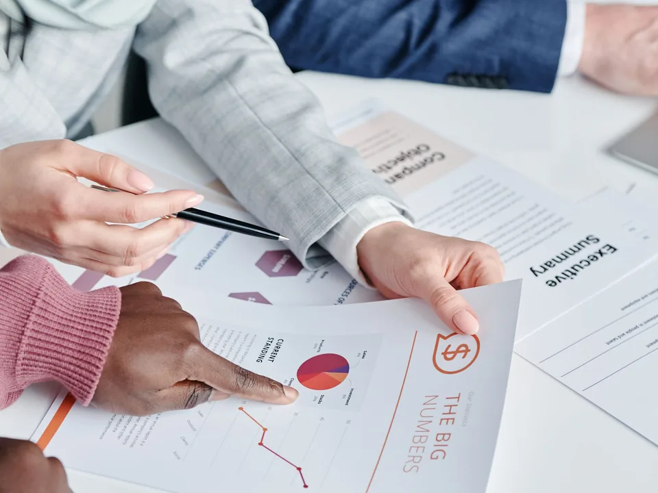Collega’s analyseren samen rapporten en commerciële resultaten