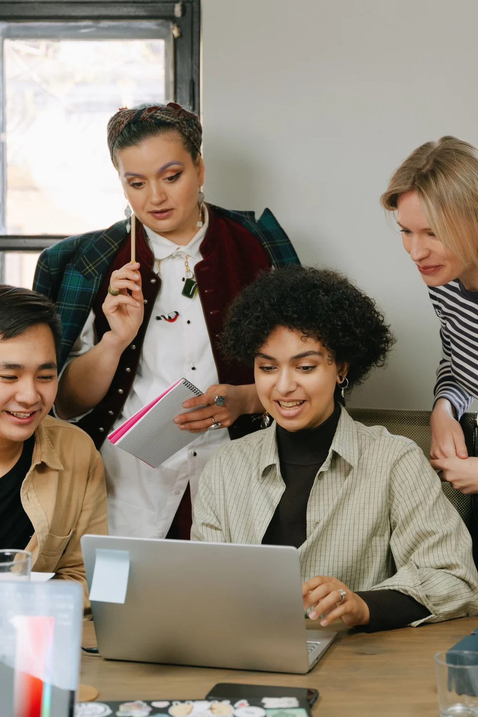 Collega’s bespreken samen inzichten op een laptop